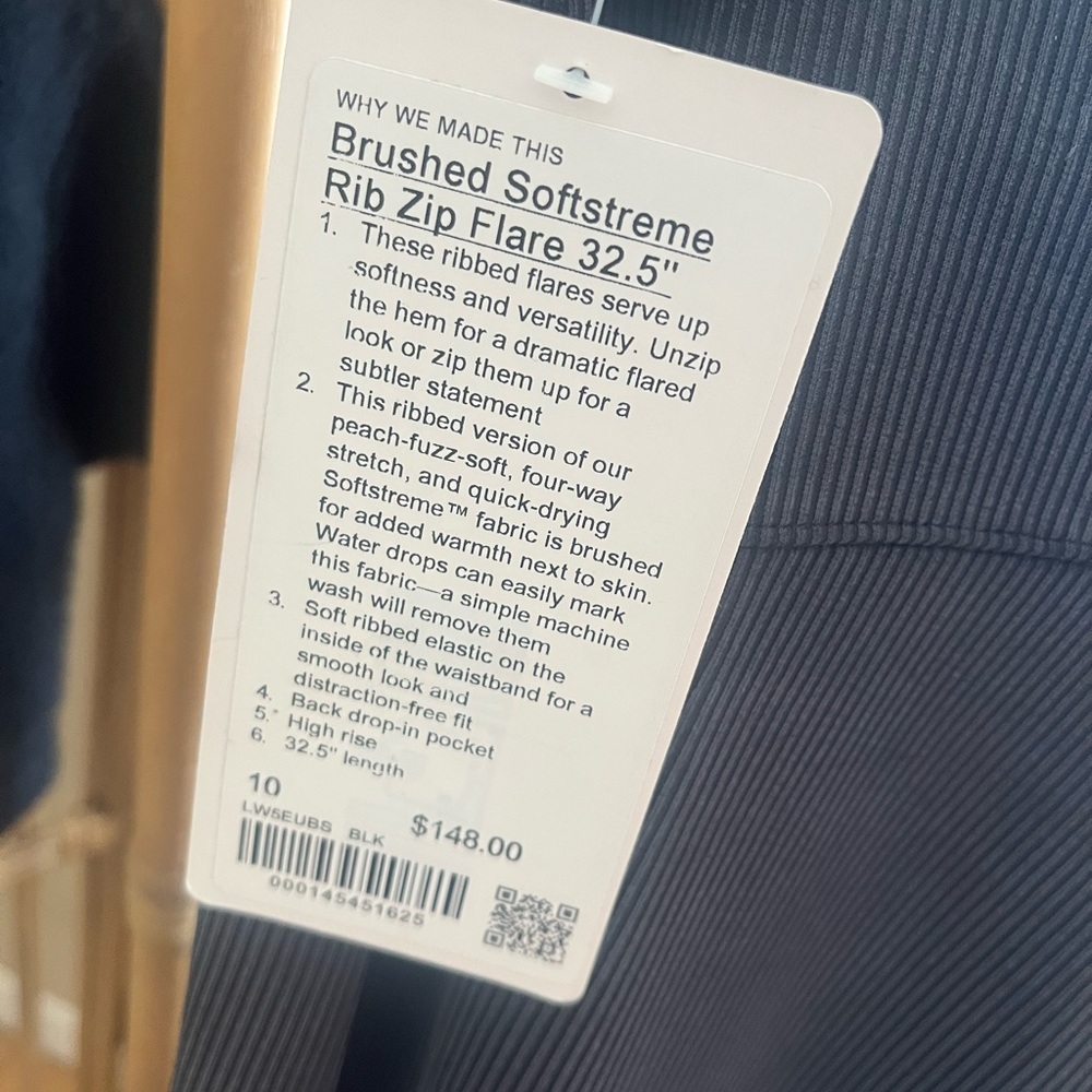 Dark grey lululemon bottoms , size medium brand new at tags